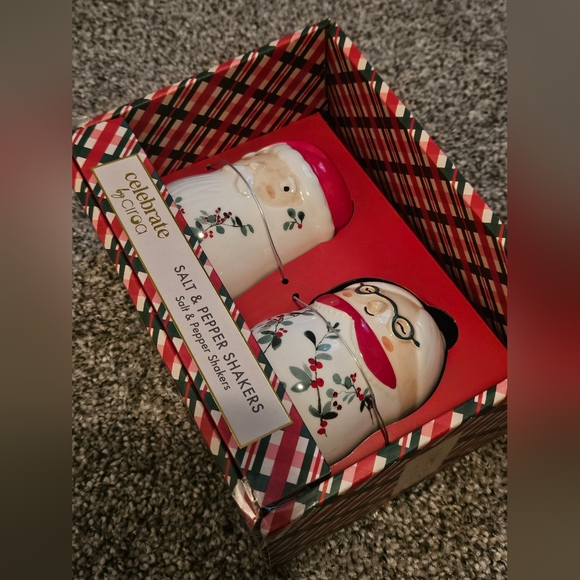 Mr & Mrs Claus Salt and Pepper Shakers  Christmas Ceramic Holiday Santa - Picture 4 of 4